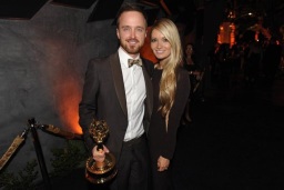 Aaron Paul y su pareja celebran uno de los "after party" su Emmy por "Breaking Bad"
